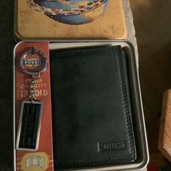 Fossil brand new mens trifold wallet with key chain