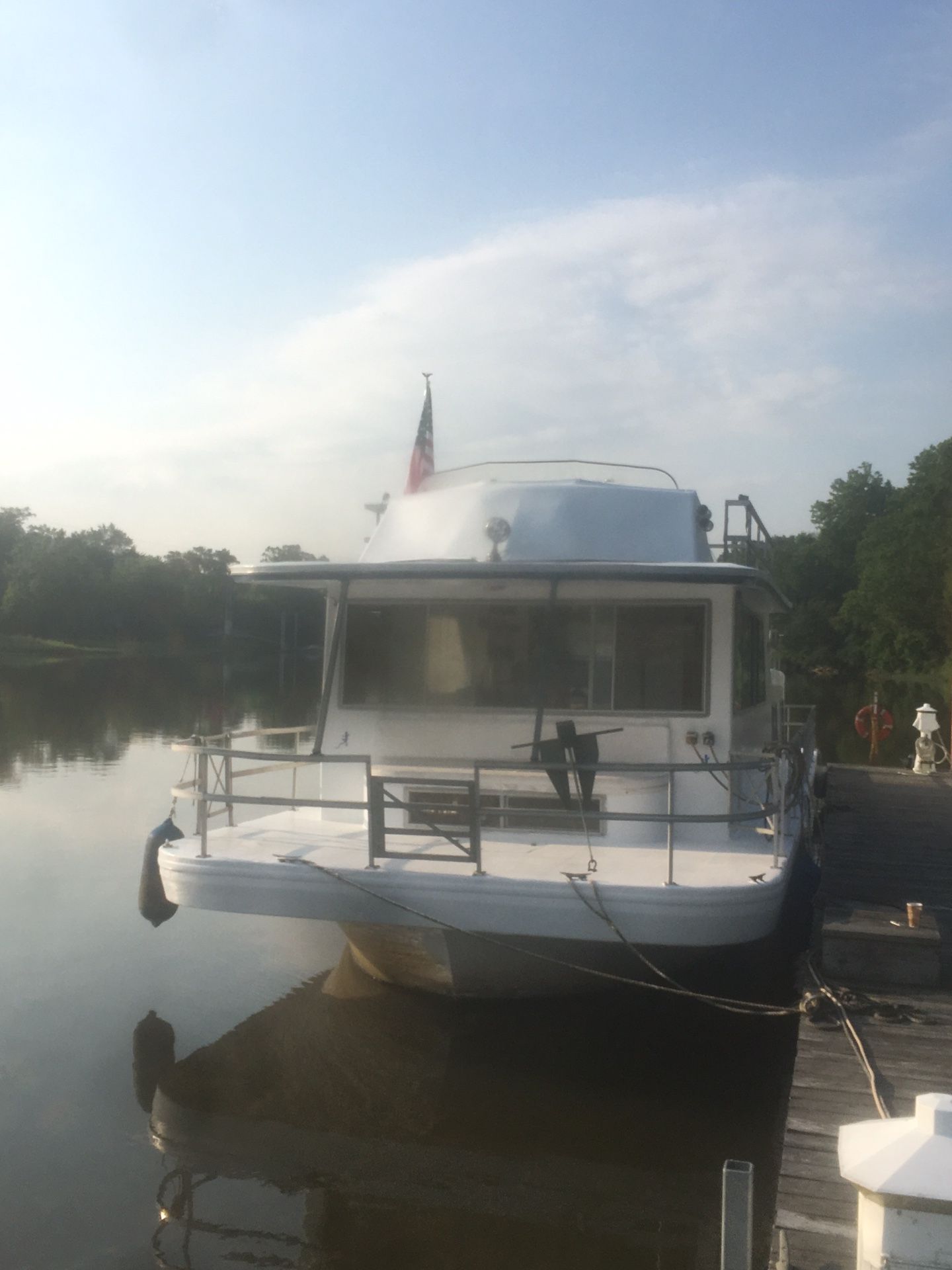 Life on the water / 1977 Gibson 53 ft. Houseboat