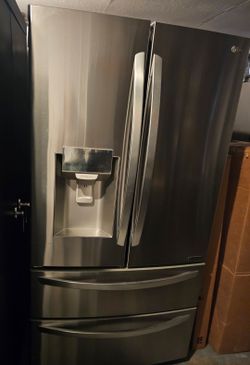 LG STAINLESS STEEL FRENCH DOOR REFRIGERATOR DOUBLE FREEZER WITH ICE MAKER AND WATER DISPENSER ON DOOR..$ 500