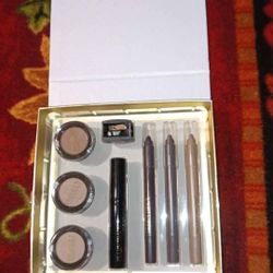 Ellen Tracy Nude Eye Essentials set