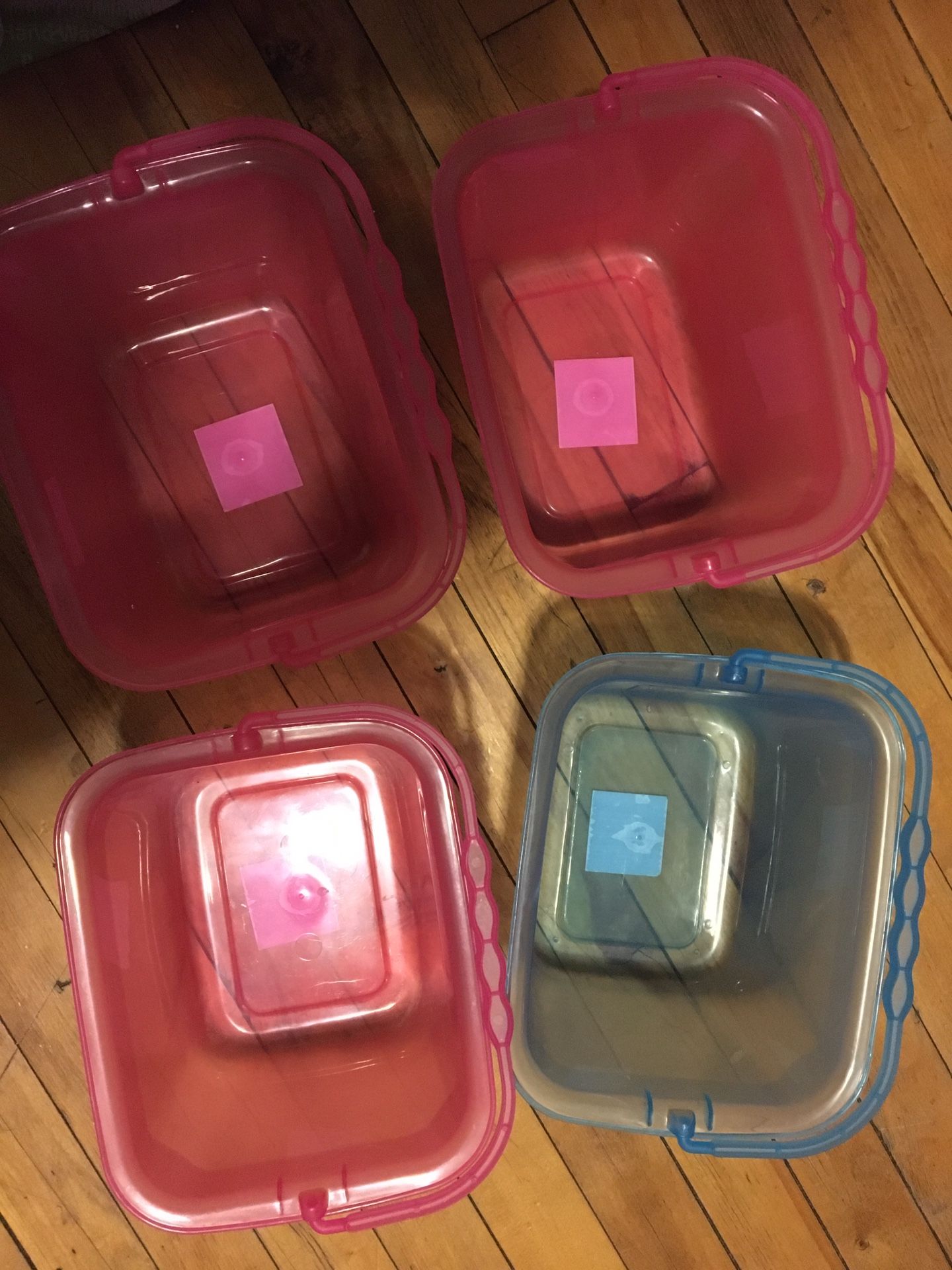 4 plastic storage bins