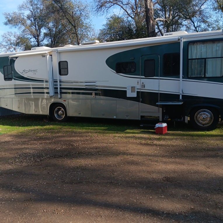 2004 Sun Voyager By Gulf Stream. 35ft Gas Motorhome