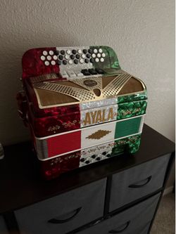 Two Tone Accoridon / Acordeon de Dos Tonos FA/MI