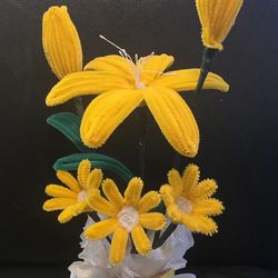 Masetita de flores amarillas.