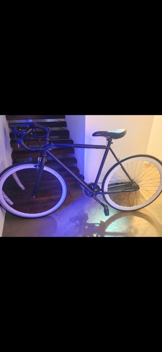 Sleek Black Fixie/Single-Speed Bike – Lightweight Urban Commuter

Description:
Minimalist matte black fixie/single-speed bicycle 