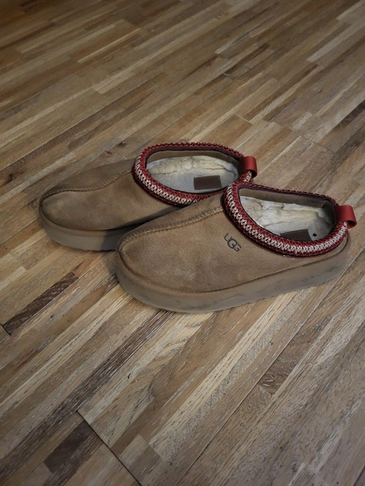 UGG TASMAN WOMEN'S SIZE 8 SLIP ONS...BARELY USED