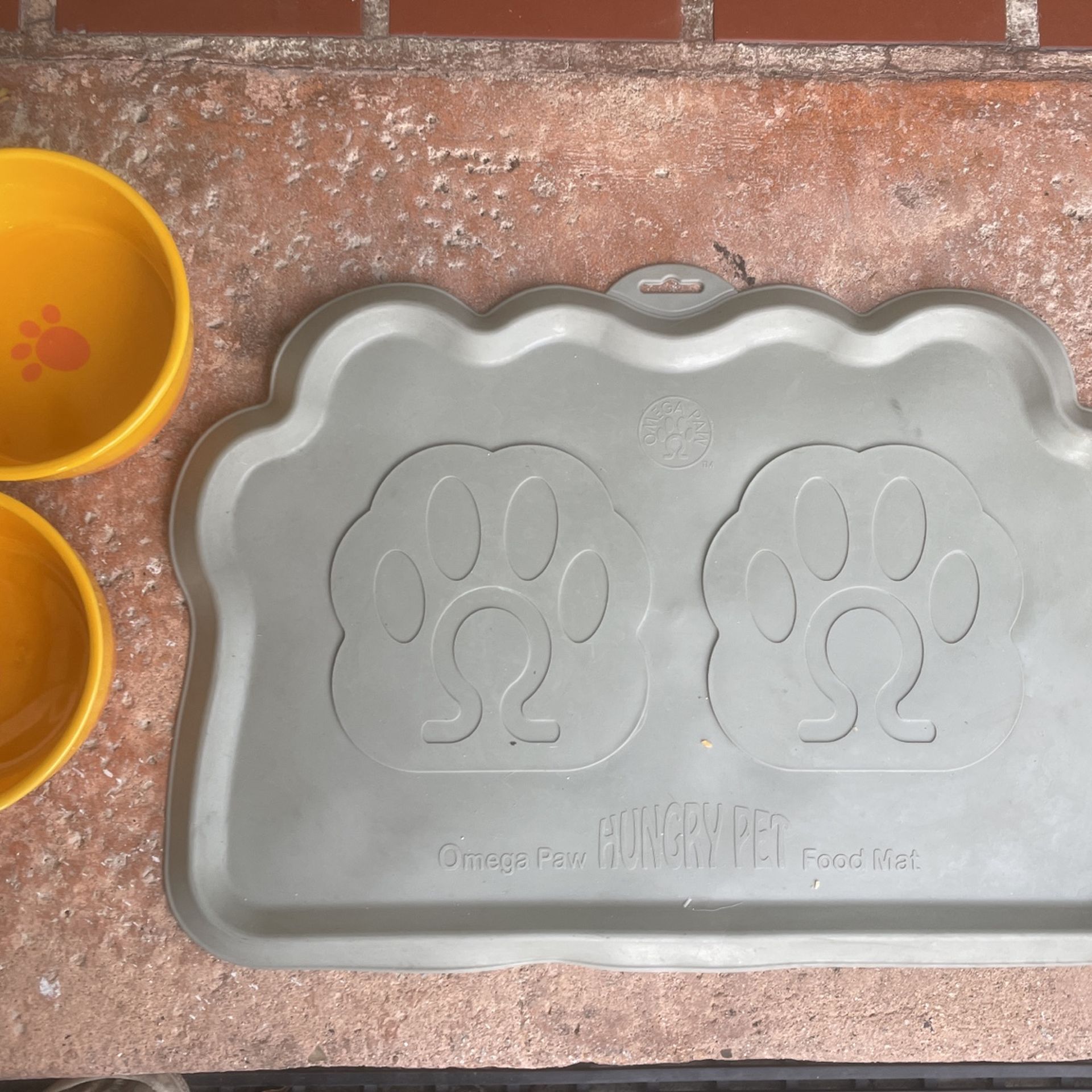 Omega Paw Hungry Pet Food Bowls And Matt for Sale in Santa Ana, CA