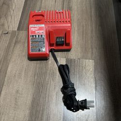 USED MILWAUKEE CHARGER NO BATTERIES INCLUDED 