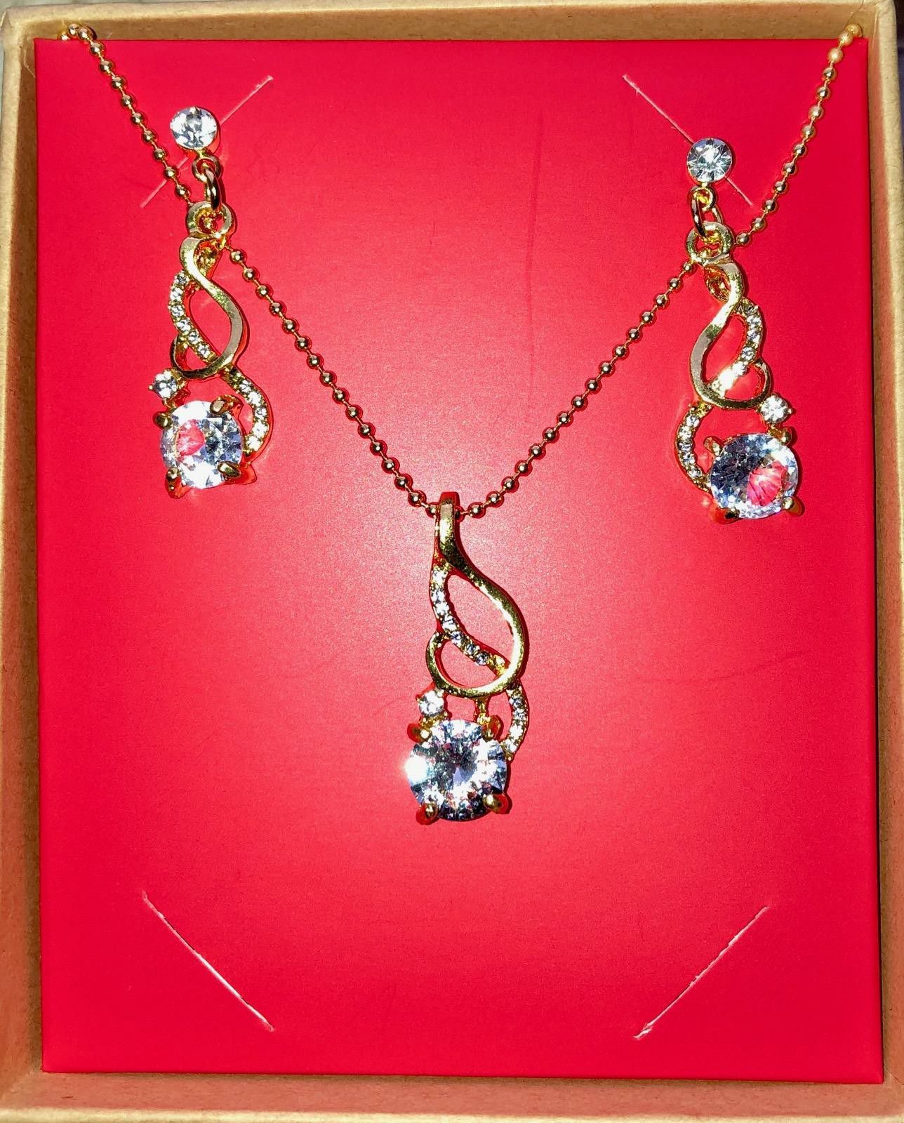 Ladies 3pc set earrings and necklace