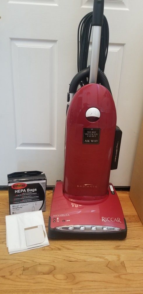 ONCE USED FOR DEMONSTRATIONS NEW RICCAR COMMERCIAL VACUUM , WITH ATTACHMENTS , EXTRA BAGS , AMAZING SUCTION , IN THE BOX