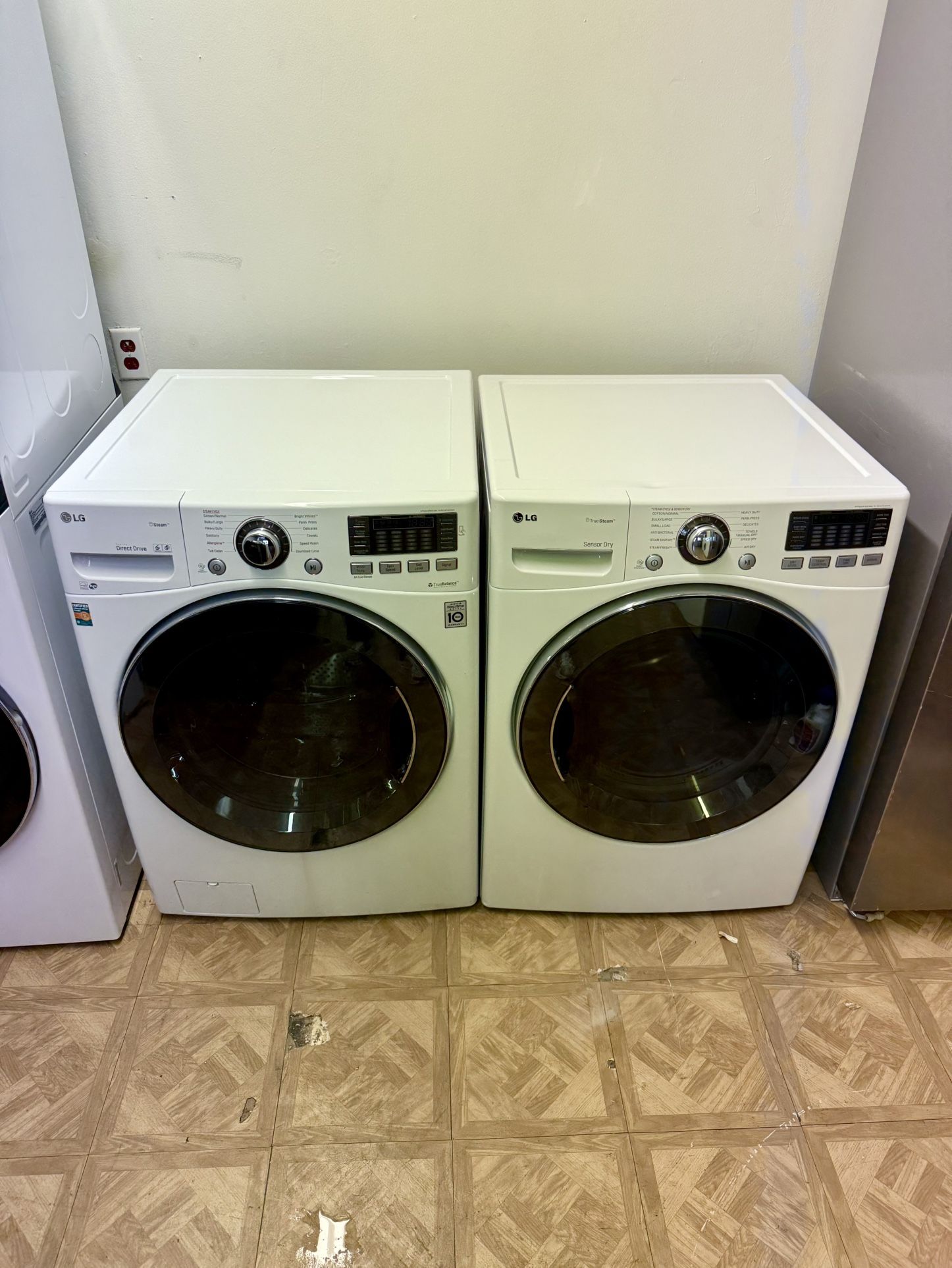 LG FROANT LOADER WASHER AND DRYER SET.