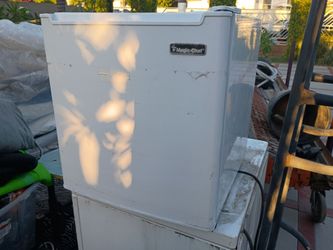 Mini refrigerador es nuevo pero está algo polveado por fuera y algunos pequeños rasponcitos solo $30** lo tengo en Baldwin park ca