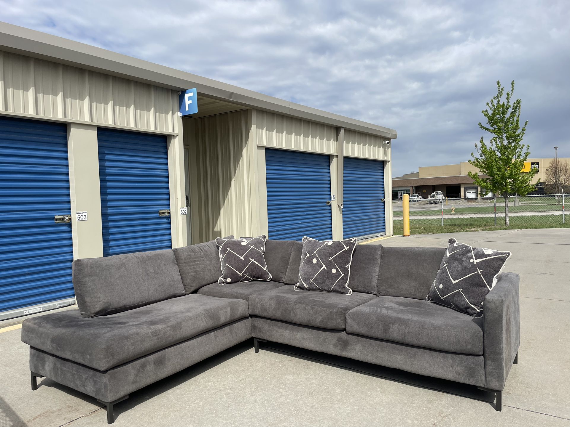 DELIVERY AVAILABLE 🚚🚛🚚 Beautiful 2 Piece MCM Sectional!!