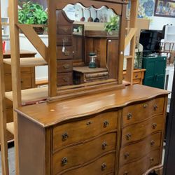 8 Drawer Serpentine Style Dresser With Mirror 