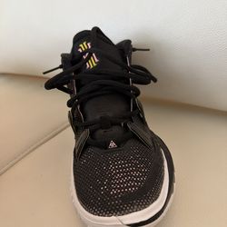 Nike Kyrie 7s       gold colourway        Size US: 8