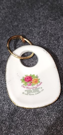 VINTAGE PORCELAIN ENGLAND KEYCHAIN 