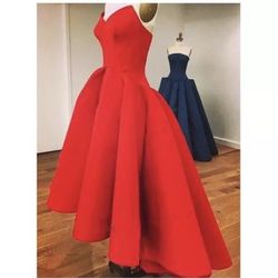 Gourgoues dress needs a Petticoat to fluff it out size is xl