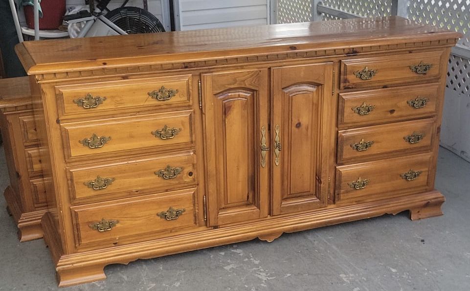 Solid wood dresser and 2 nightstands!! Lots of storage!! W69xD19xH33”