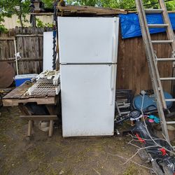 GE refrigerator top freezer bottom fridge