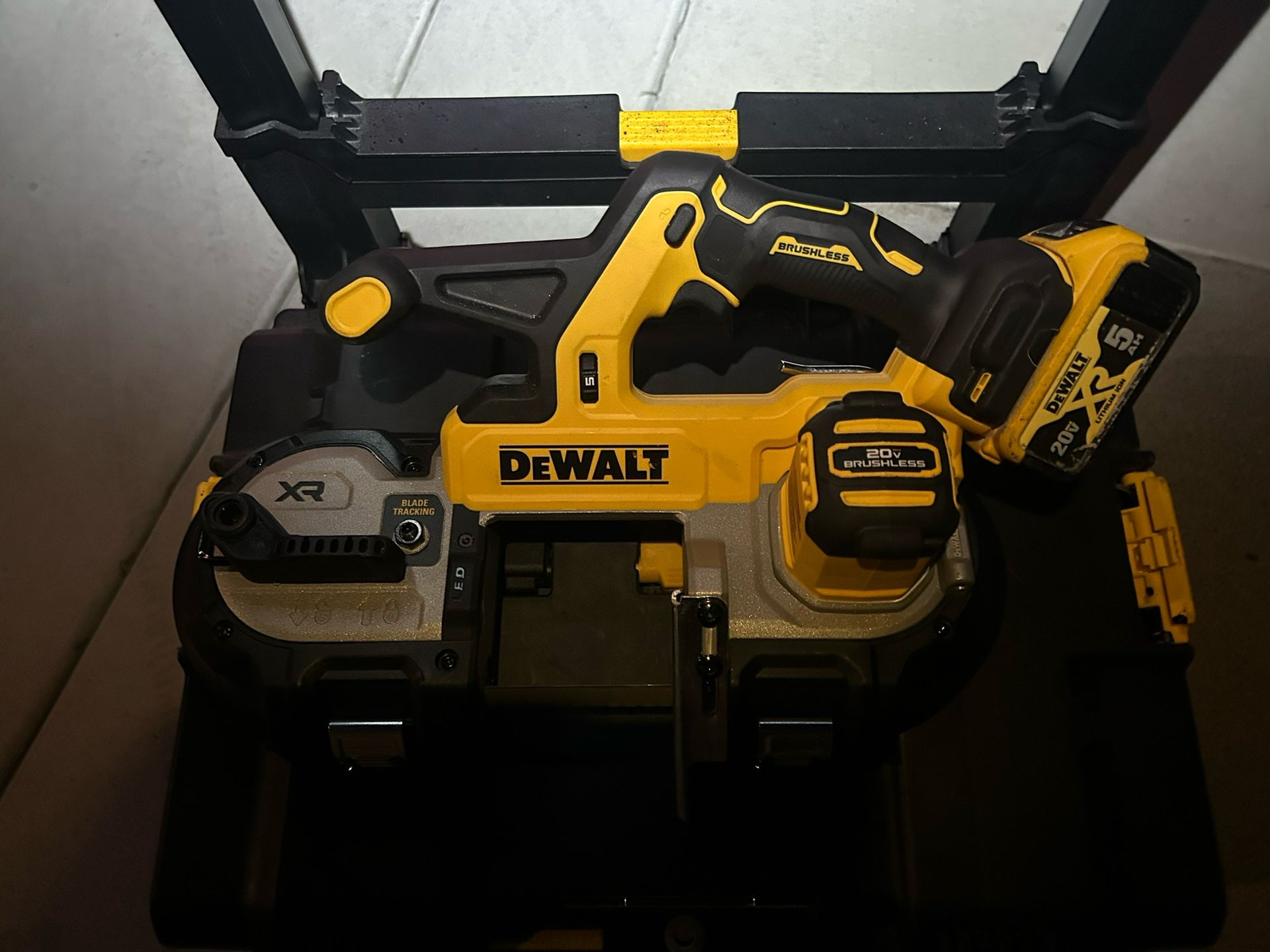 Dewalt Bandsaw 20V With Battery 