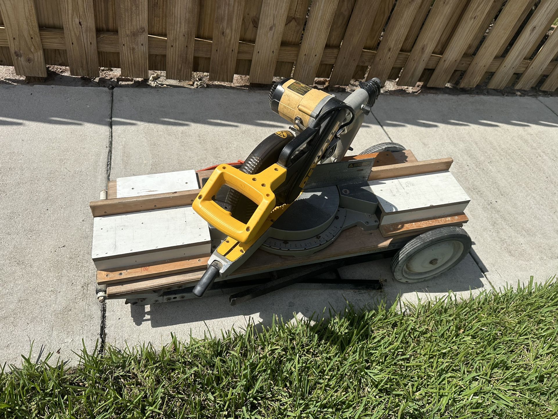 De Walt 12” Sliding Compound &Miter Saw 