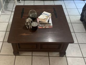 Coffee table (w/ storage)