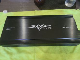 UN AMPLIFIER SKAR AUDIO