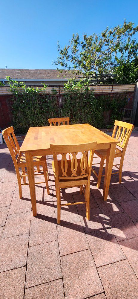 Solidwood Dining Table With 4 Chairs. 