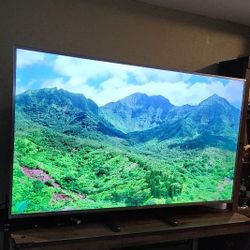 RCA TV SMART 4K UHD 70 INCH. It Comes With It's Remote Control.