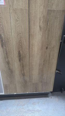 Wood looking porcelain