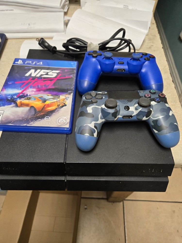 PS4 - 2 CONTROLLLERS- 1 GAME