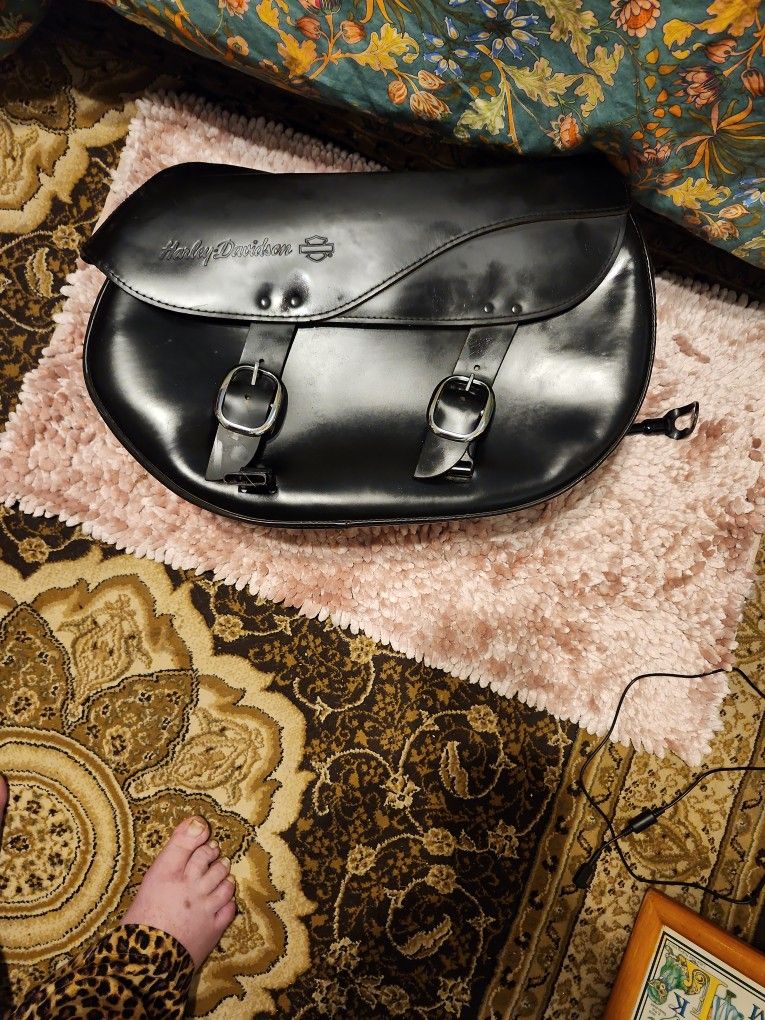 HARLEY DAVIDSON GENUINE HARD LEATHER DETACHABLE SADDLEBAG