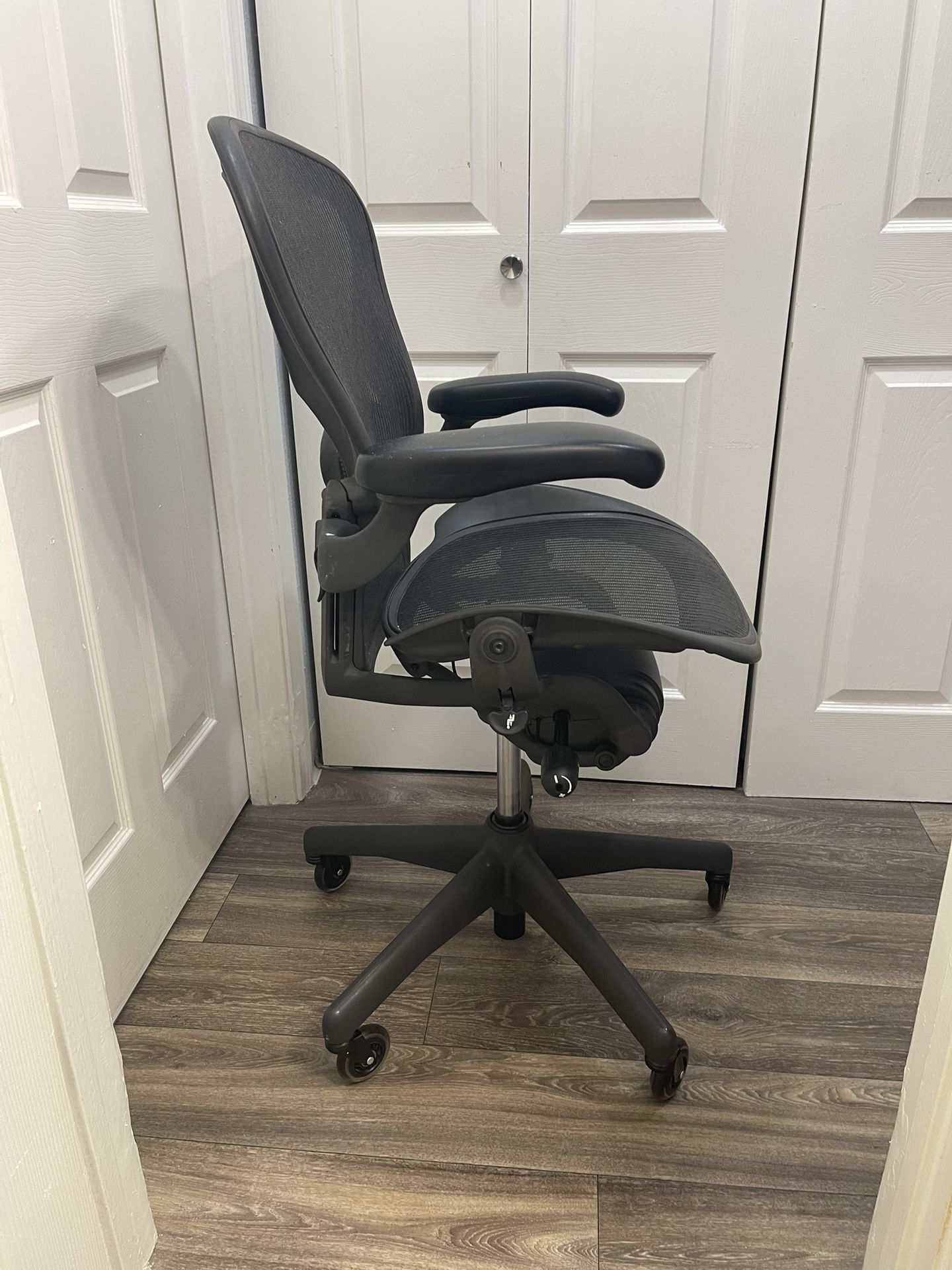 Herman Miller Aeron Office Chair ( SIZE B ) FULLY ADJUSTABLE !!