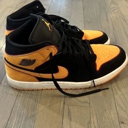 Jordan 1 Mid SE Vivid Orange Black / Sz 13 