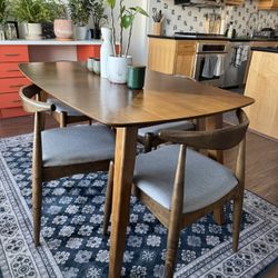 Beautiful Dining Room Table & Chair Set 