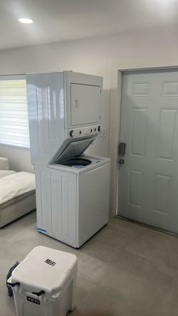Washer Dryer Unit Frigidaire! Almost new