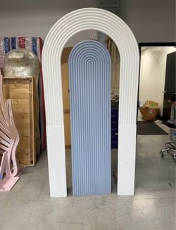 Fluted set of two - noncollapsible- one panel doesn’t have a leg