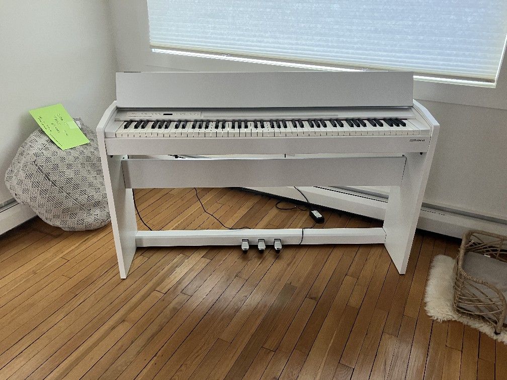 Roland F-140R Digital Console Home Piano