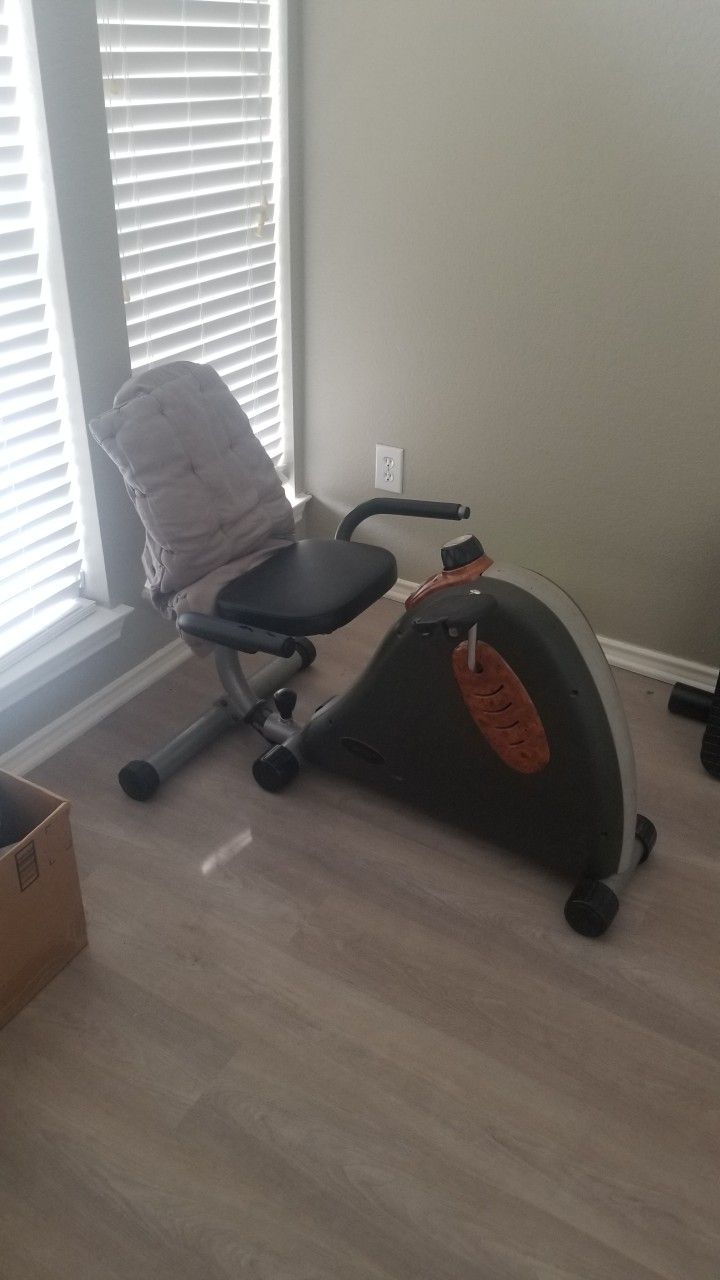 Universal Home Gym Weider 8510 And Bench for Sale in Frisco, TX OfferUp