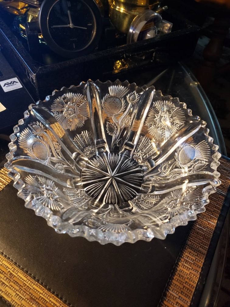 7.75" glass bowl w/ sawtooth rim