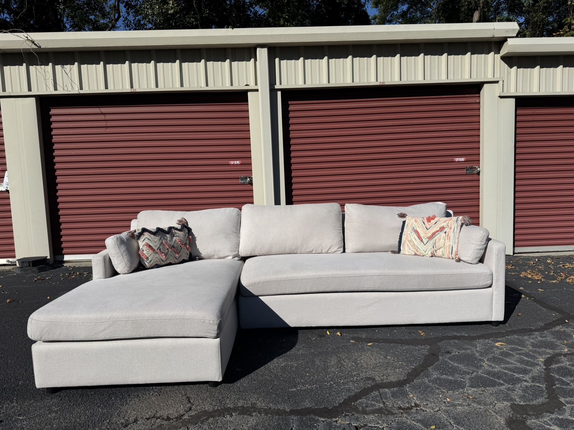 Beautiful Cream Sectional ( Delivery Available ) 