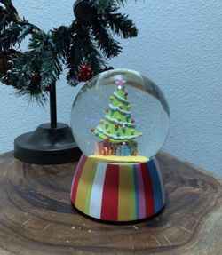 CHRISTMAS TREE SNOW GLOBE 