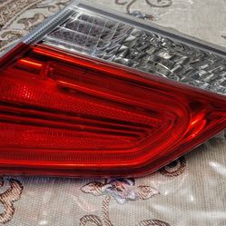 2011-2012 Toyota Avalon Limited Trunk Lid Right Hand INNER Tail Light (RH)