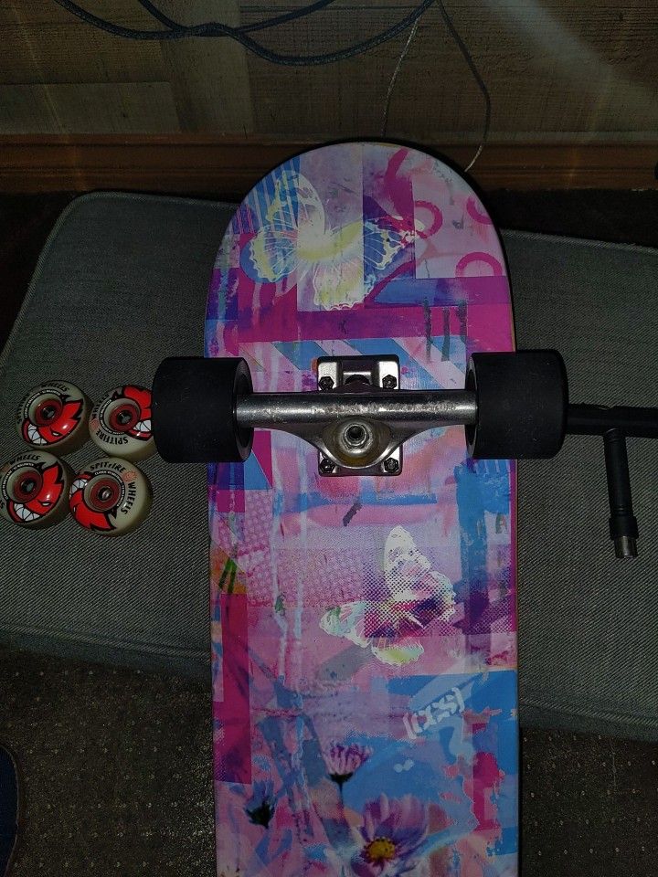 Complete Skateboard w/ Independent Trucks & Spitfire wheels