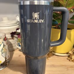 Stanley 40 oz Tumbler w/ Handle – Excellent Condition