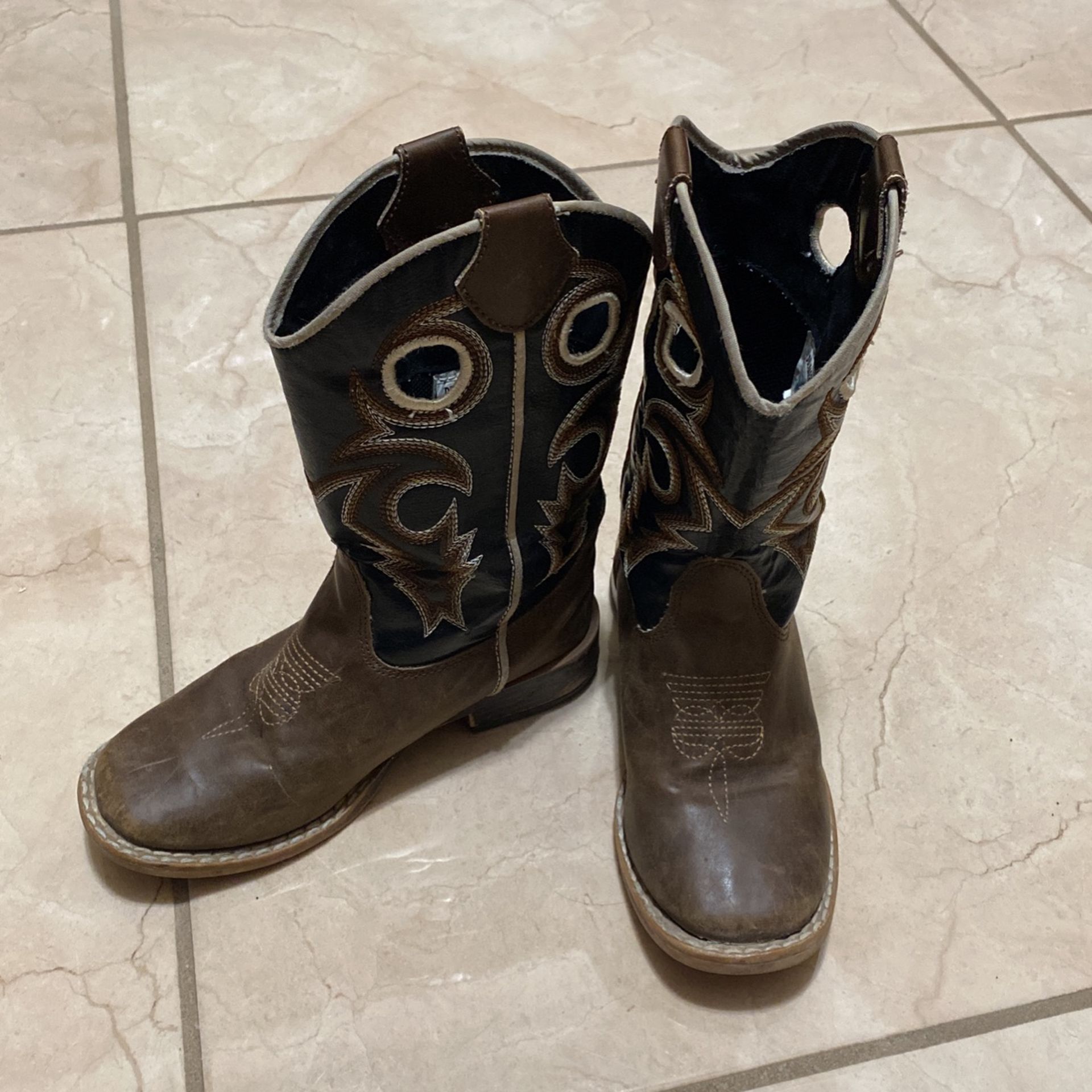 Boys Boots Size 11.5