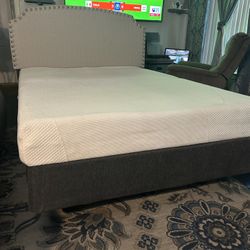 CAMA FULL SZ CABECERA DE TELA ACOLCHADA GRIS CON MARCO DE METAL BOX SPRING Y COLCHÓN MEMORY FOAM USADA BUENA CONDICIÓN 