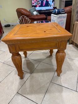 Set of 2 Wooden End Table with Carved Legs