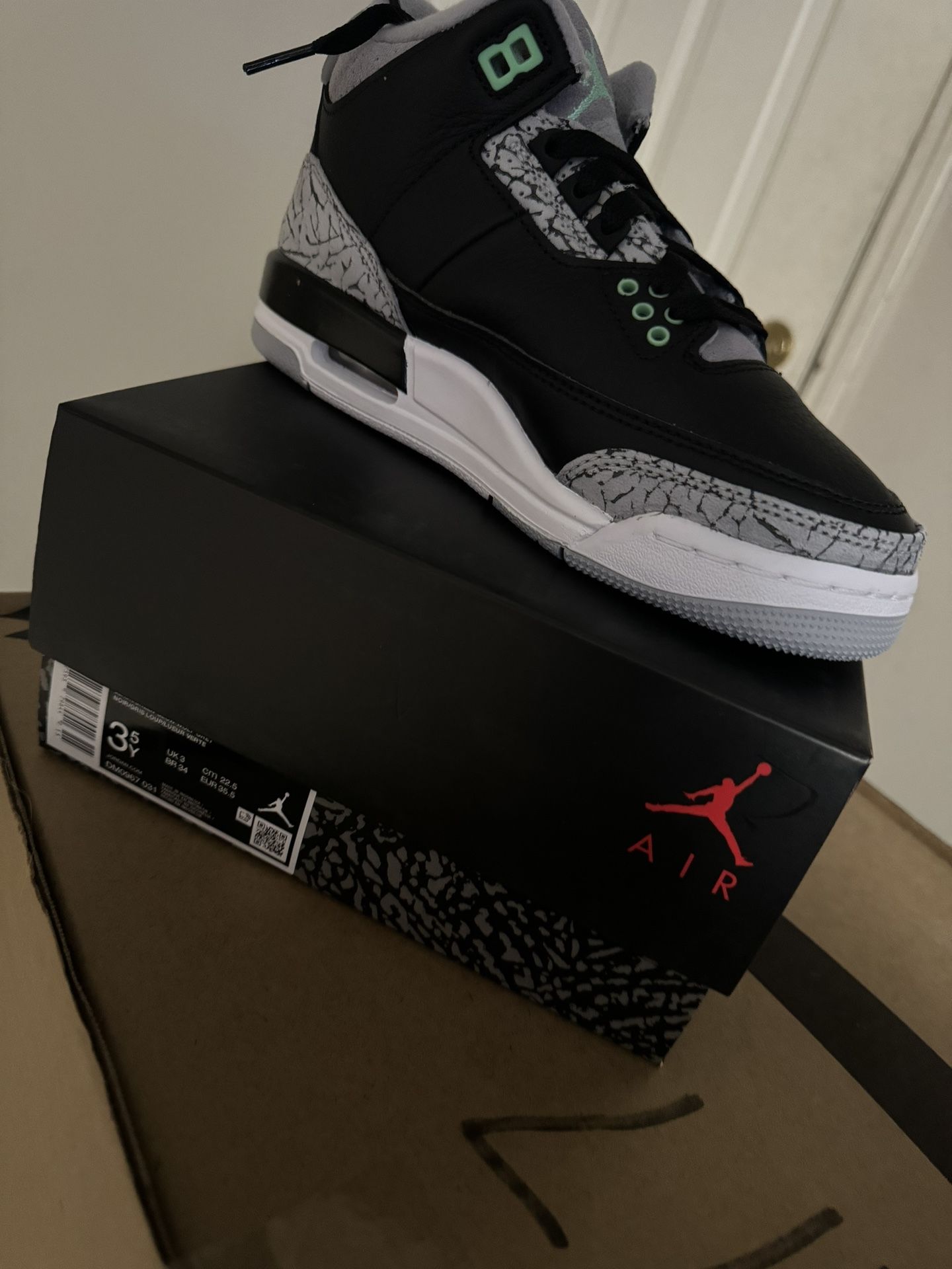 Air Jordan’s 3 Retro “green glow”