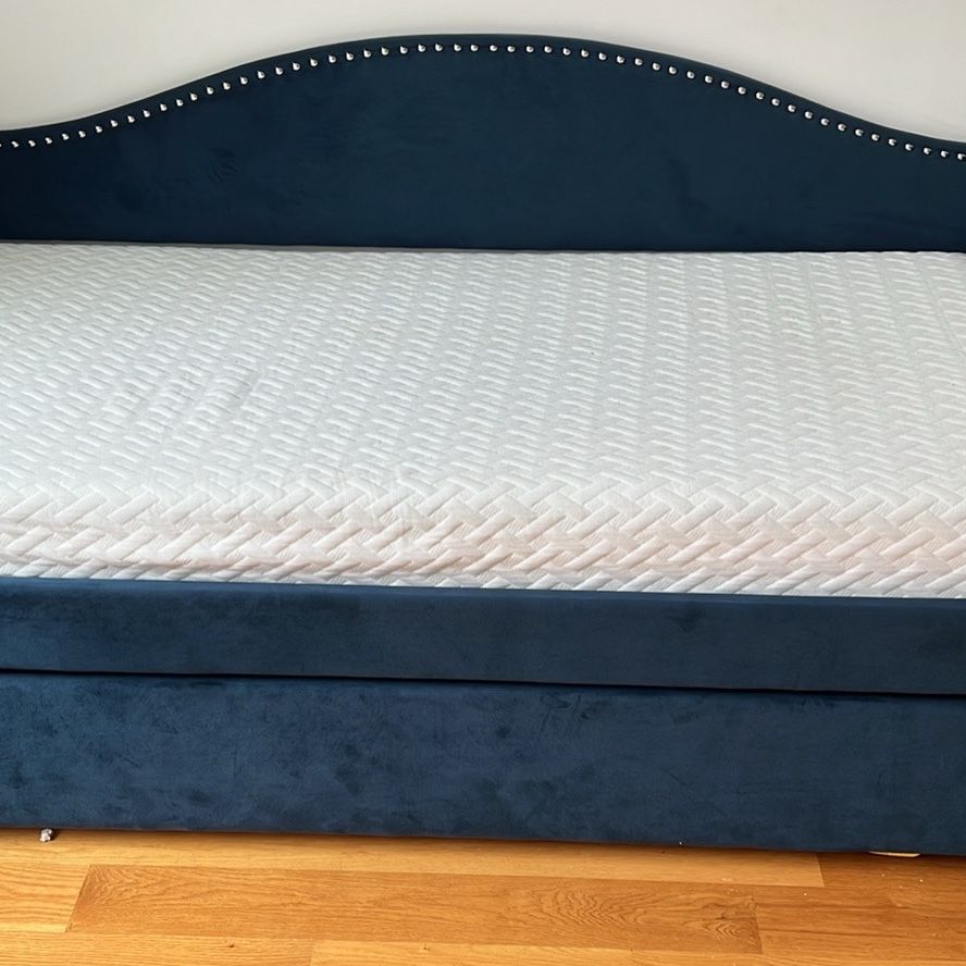 Twin Size Double Day Bed With Mattress